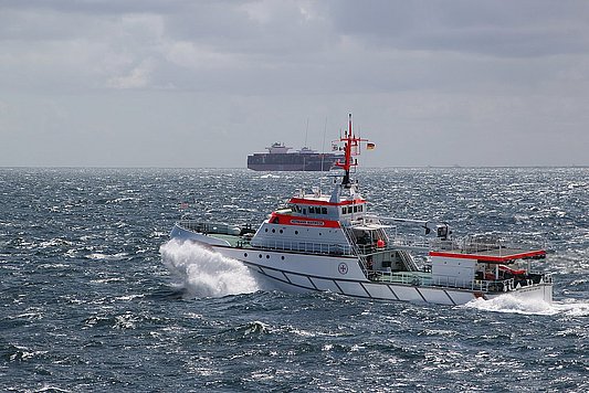 Seenotrettungskreuzer auf Kontrollfahrt. Foto: Die Seenotretter – DGzRS